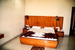 Deluxe Double Room, 1 Bedroom, Non Smoking, Pool View | Meja, seterika/papan seterika, katil lipat simpan/tambahan