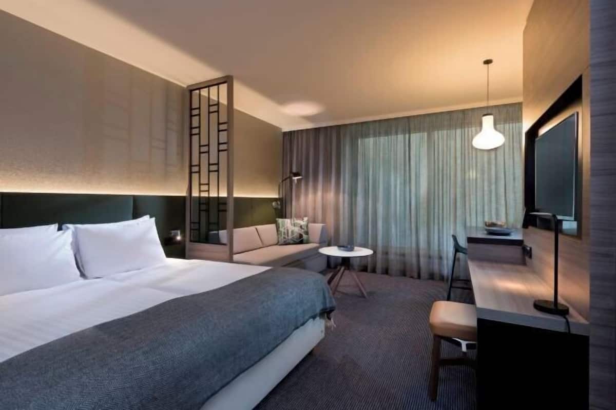 Hypo-allergenic bedding, in-room safe, desk, soundproofing