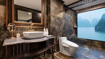 Bañera con ducha, bañera de hidromasaje, artículos de tocador gratuitos