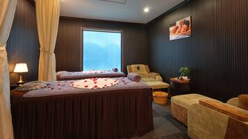 Couples treatment rooms, body treatments, facials