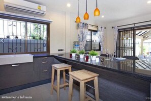 Fridge, microwave, oven, stovetop - Pool Villa Tanzanite near Walking Street (Pattaya)