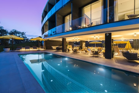 Een buitenzwembad, ligstoelen bij het zwembad. Hotel Lavida at Camiral, a Quinta do Lago Resort