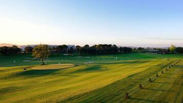 Indoor golf driving range