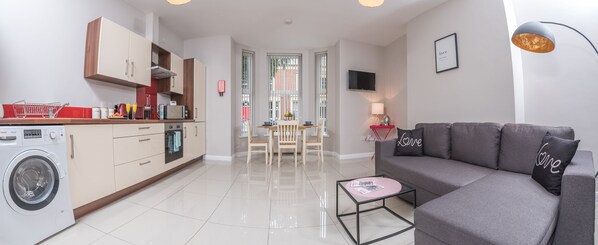 Flat-screen TV - Giant SA University Street (Belfast)