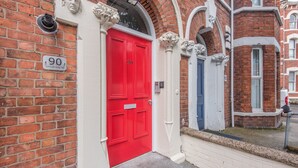 Property entrance - Giant SA University Street (Belfast)