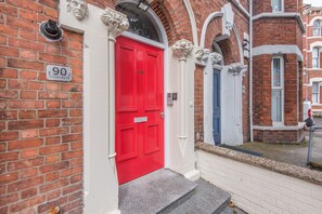 Property entrance - Giant SA University Street (Belfast)