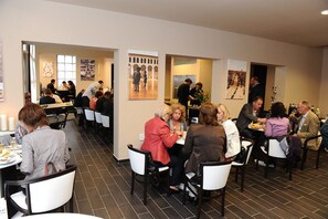 Bao gồm bữa sáng buffet hàng ngày 