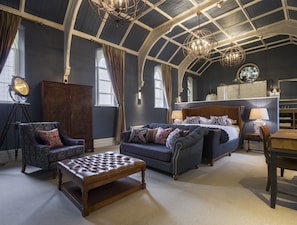 The Chapel | 高級寢具、獨特裝潢、書桌、隔音