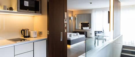 Réfrigérateur, micro-ondes, plaque de cuisson, machine à expresso