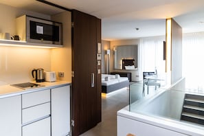 Réfrigérateur, micro-ondes, plaque de cuisson, machine à expresso