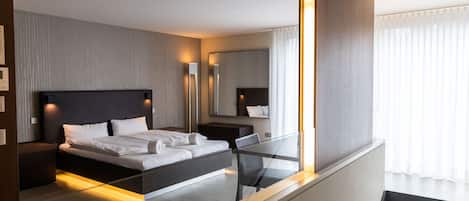 Een flatscreentelevisie en vloerverwarming