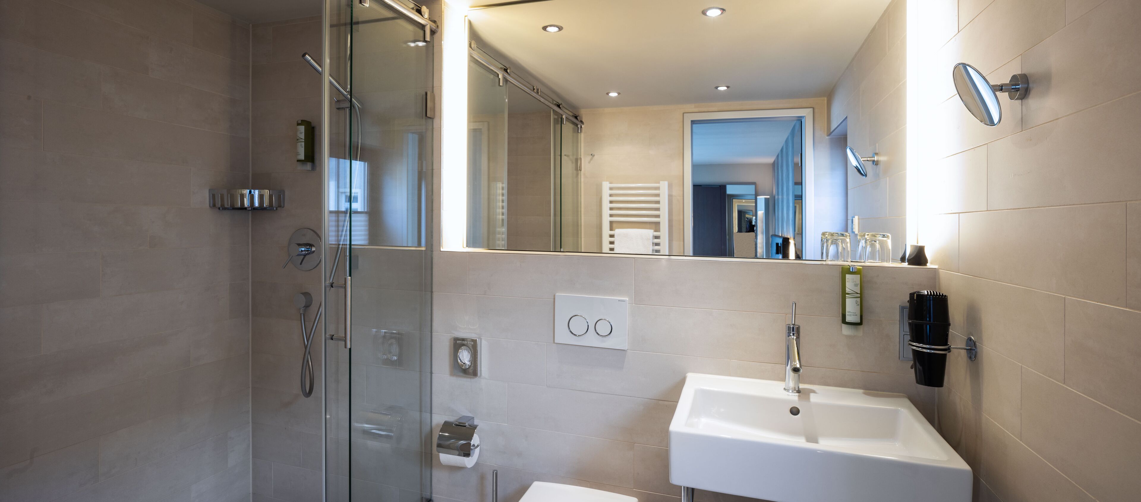 Dusche, Haartrockner, Hausschuhe, Fußbodenheizung (Badezimmer)