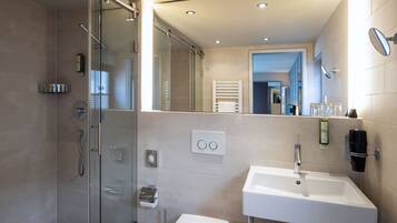 Dusche, Haartrockner, Hausschuhe, Fußbodenheizung (Badezimmer)