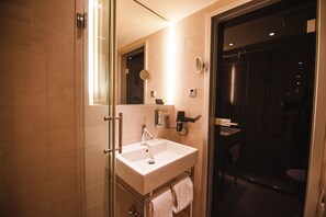 Douche, séchoir à cheveux, pantoufles