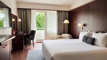 Premium bedding, desk, laptop workspace, iron/ironing board (on request)