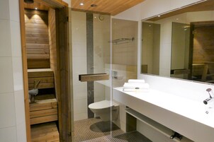 Ducha, secador de pelo, bidet, toallas
