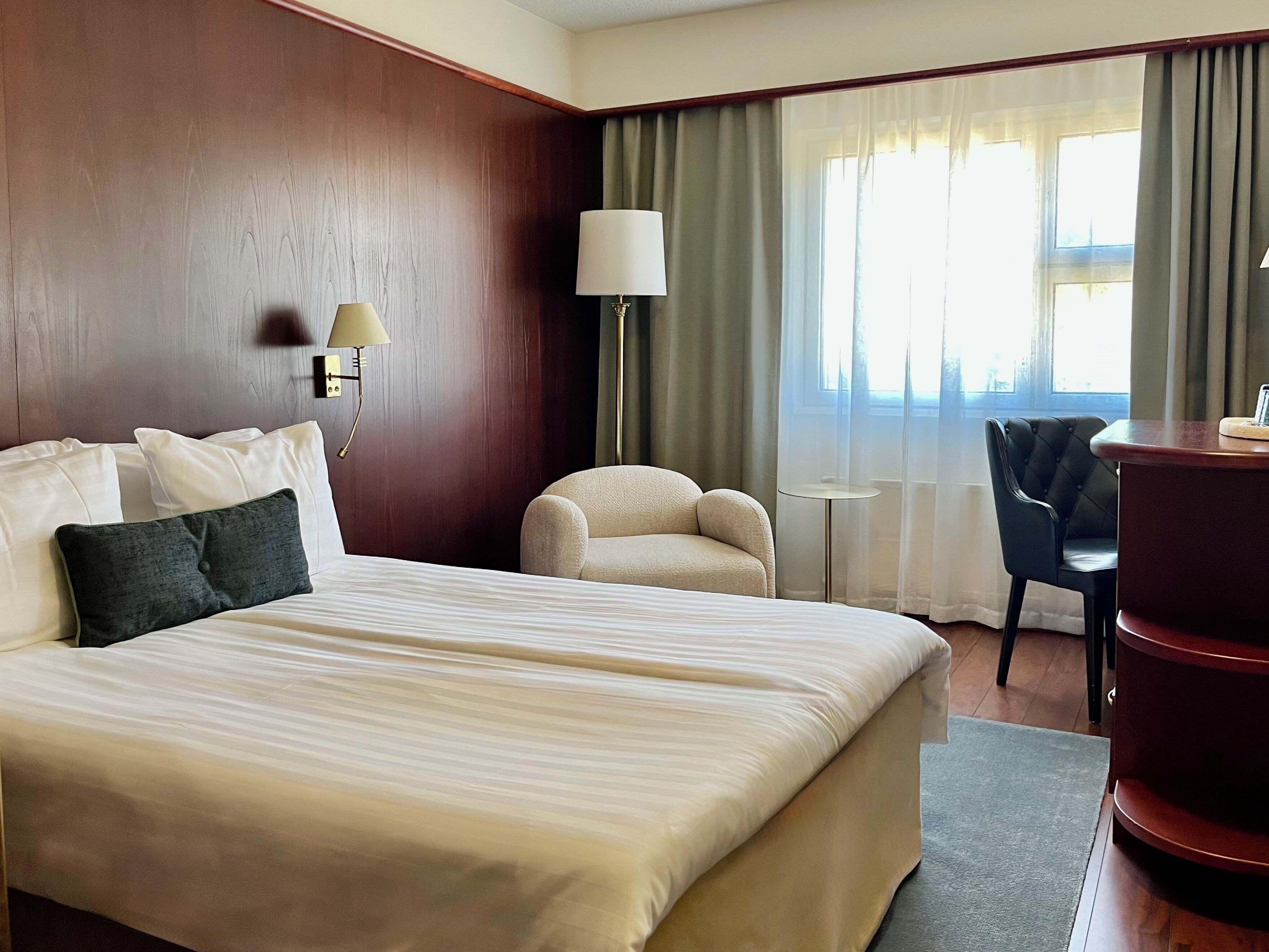 Phòng đôi Superior, 1 giường đôi | Bộ đồ giường cao cấp, minibar, két bảo mật tại phòng, bàn 