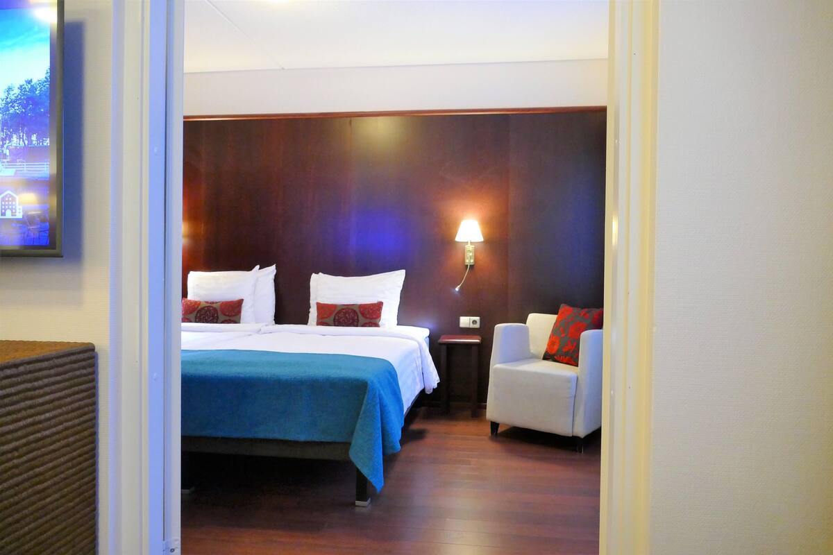 suite, 1 king bed, sauna | premium bedding, minibar, in-room safe, desk