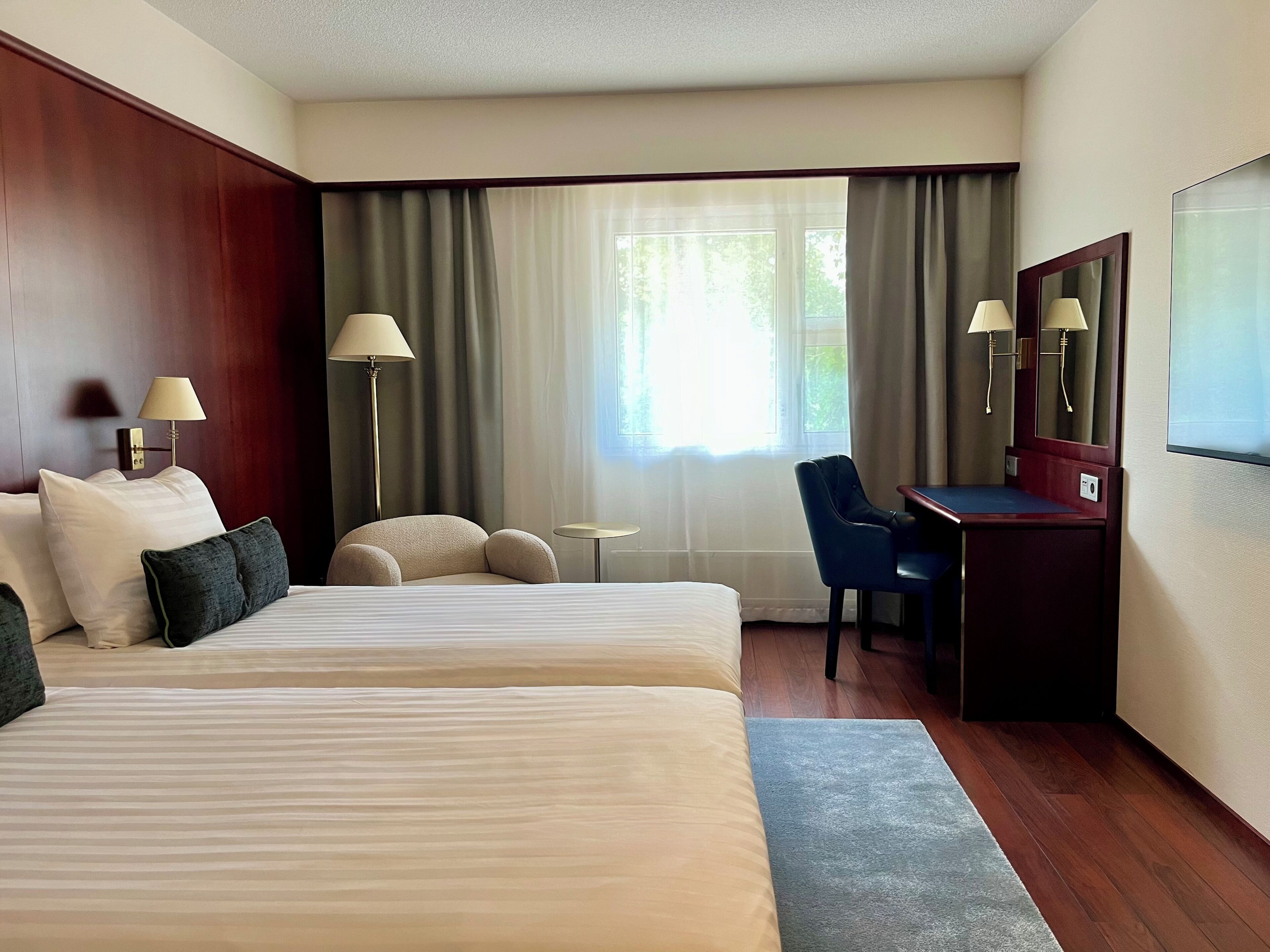 Phòng 2 giường đơn Superior | Bộ đồ giường cao cấp, minibar, két bảo mật tại phòng, bàn 