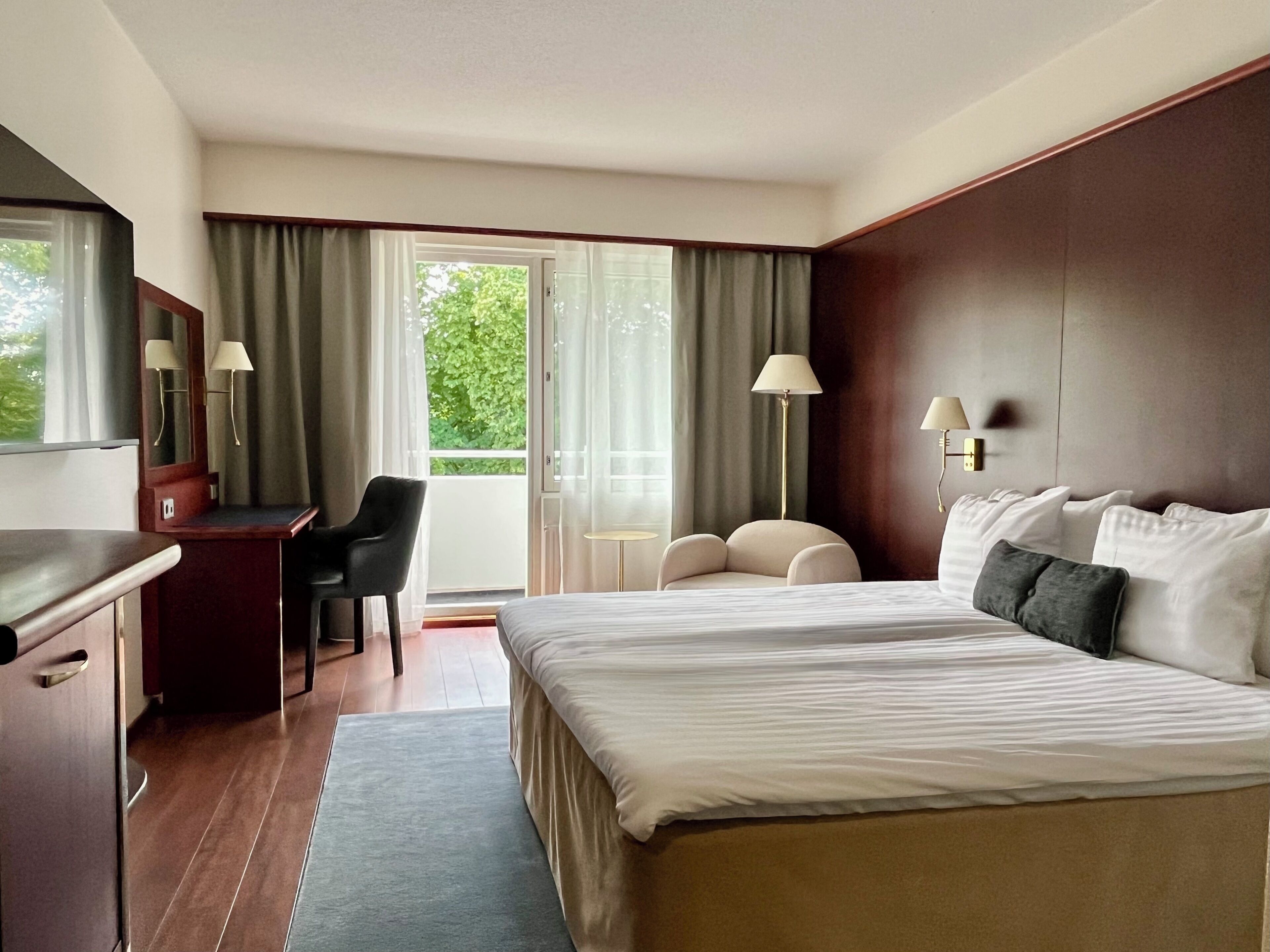 Phòng đôi Superior, 1 giường cỡ king, quang cảnh thành phố | Bộ đồ giường cao cấp, minibar, két bảo mật tại phòng, bàn 