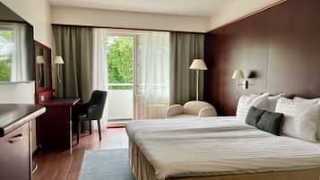 Chambre Double Supérieure, 1 très grand lit, vue ville | Literie de qualité supérieure, minibar, coffres-forts dans les chambres