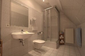 Kostenlose Toilettenartikel, Haartrockner, Handtücher