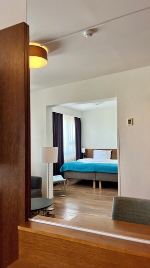 Suite júnior | Escriptori, cortines opaques, planxa i posts de planxar i wifi gratuïta 