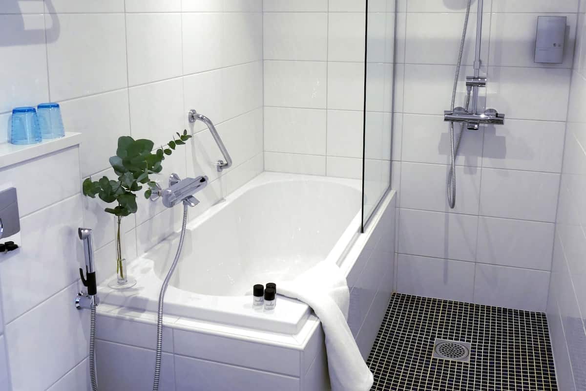 junior studio suite | bathroom | free toiletries, hair dryer, bidet, towels