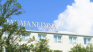 A building with a sign reading "PALMANEHINNA". - Hotel Raumanlinna (Rauma)