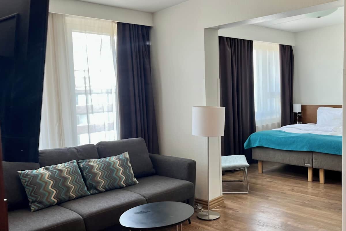 Suite junior | Escritorio, cortinas blackout y tabla de planchar con plancha