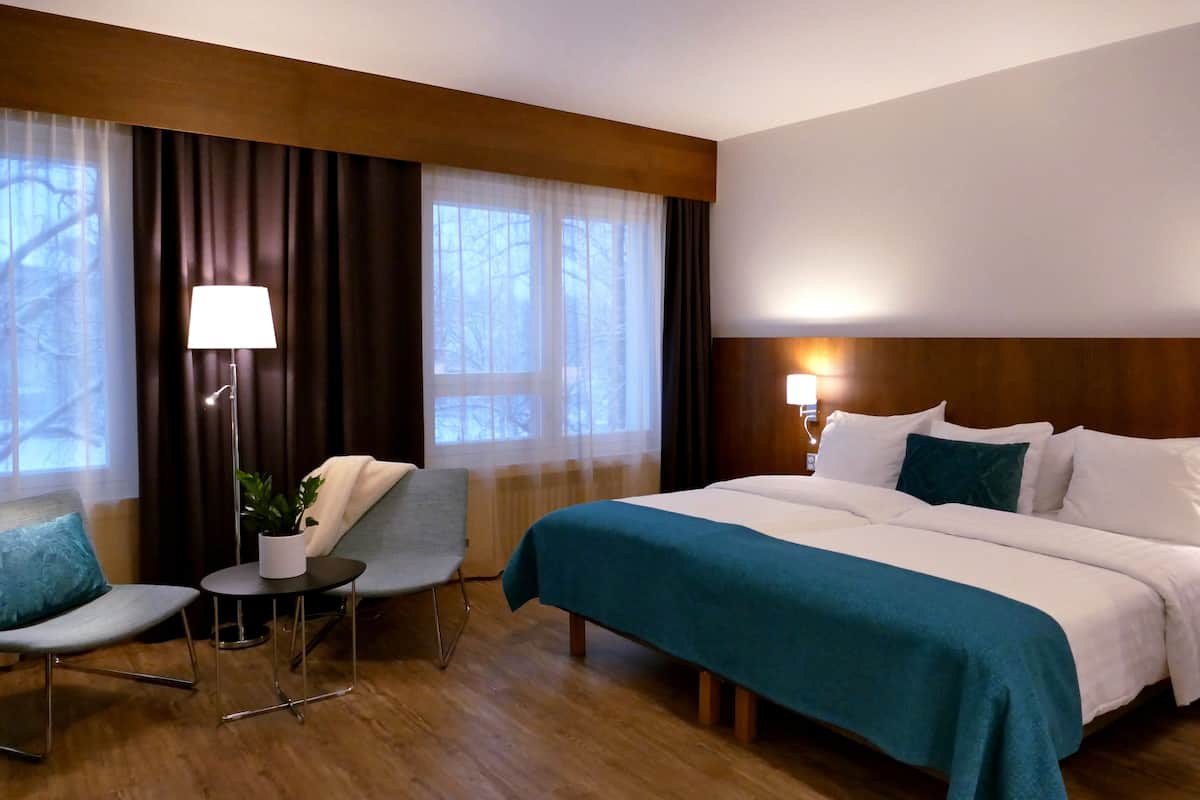 1 slaapkamer, een bureau, verduisterende gordijnen