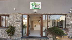 Een gebouw van steen met een bord waarop staat: "Sorrento Central Bed & Breakfast".