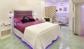 套房, 按摩浴缸 | 高档床上用品、迷你吧、客房内保险箱、特色装修