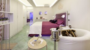 Een moderne hotelkamer met een bed, nachtkastje en een minibar.