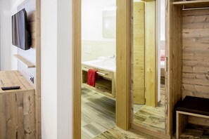 Double Room (max. 3 pax) | Hypo-allergenic bedding, desk, laptop workspace, blackout drapes - Piz Ot (Samnaun)
