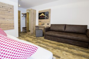 Kamar Double, pemandangan gunung (max. 4 pax) | Seprai antialergi, meja kerja, dan ruang kerja ramah laptop