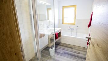 Familieværelse - bjergudsigt | Badeværelse | Bruser, gratis toiletartikler, hårtørrer, håndklæder
