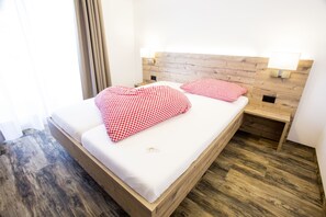 Kamar Double, 1 Tempat Tidur Queen, pemandangan gunung | Seprai antialergi, meja kerja, dan ruang kerja ramah laptop