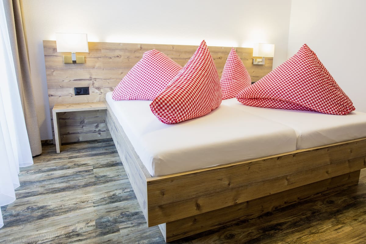 Ropa de cama hipoalergénica y escritorio