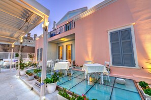 Outdoor dining - Apollonion Palace Hotel (Syros)