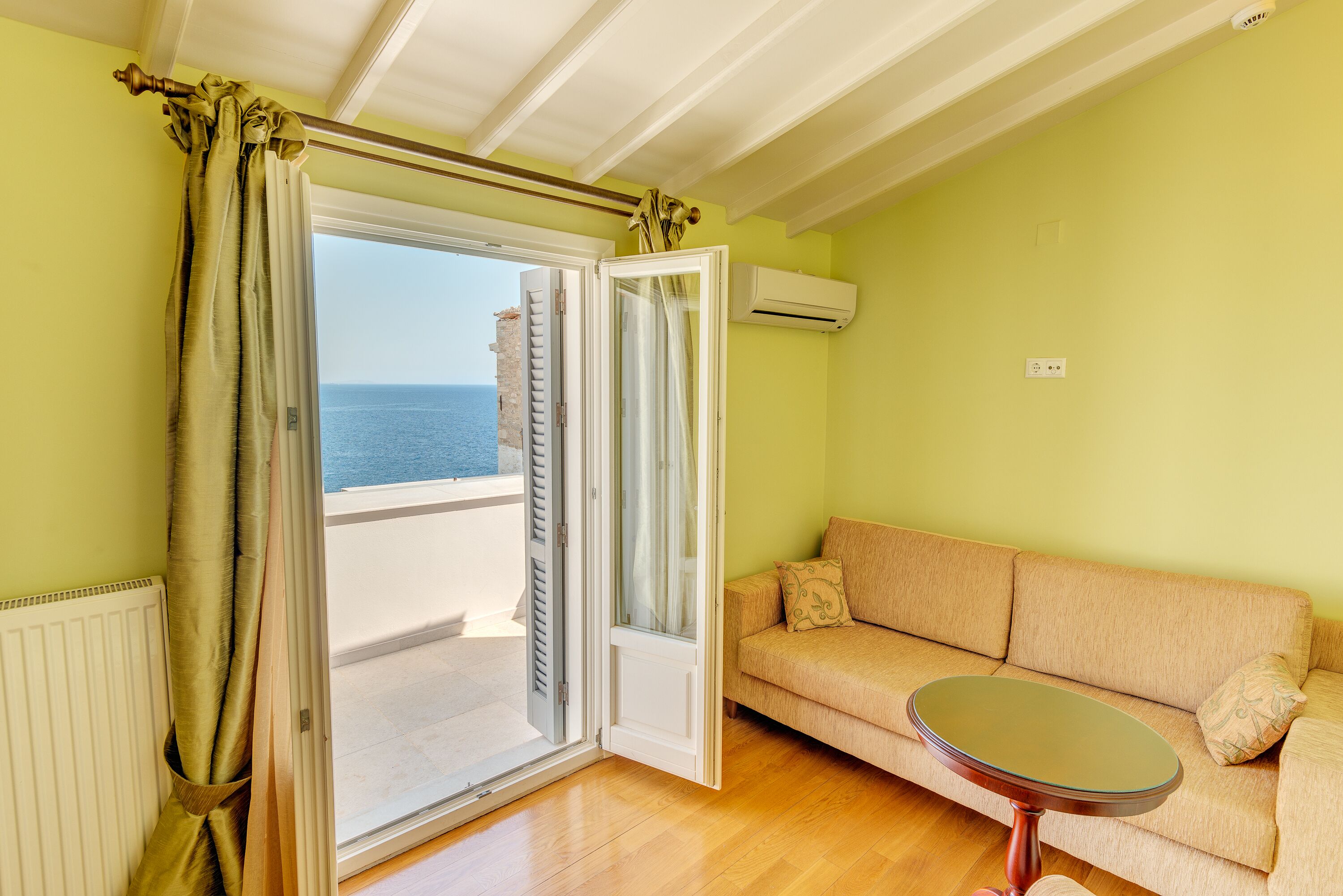 superior suite, sea view | living area | mp3 dock