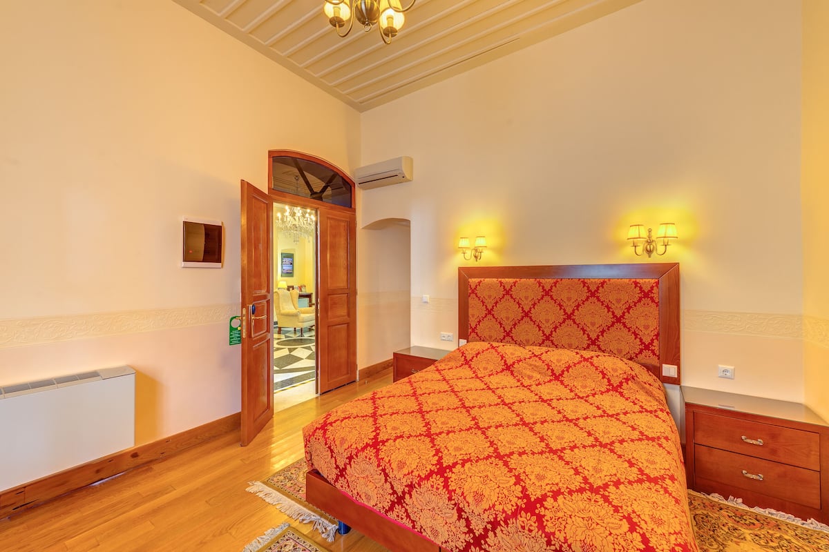 Deluxe Double Room, Ground Floor | 1 bedroom, premium bedding, minibar, in-room safe