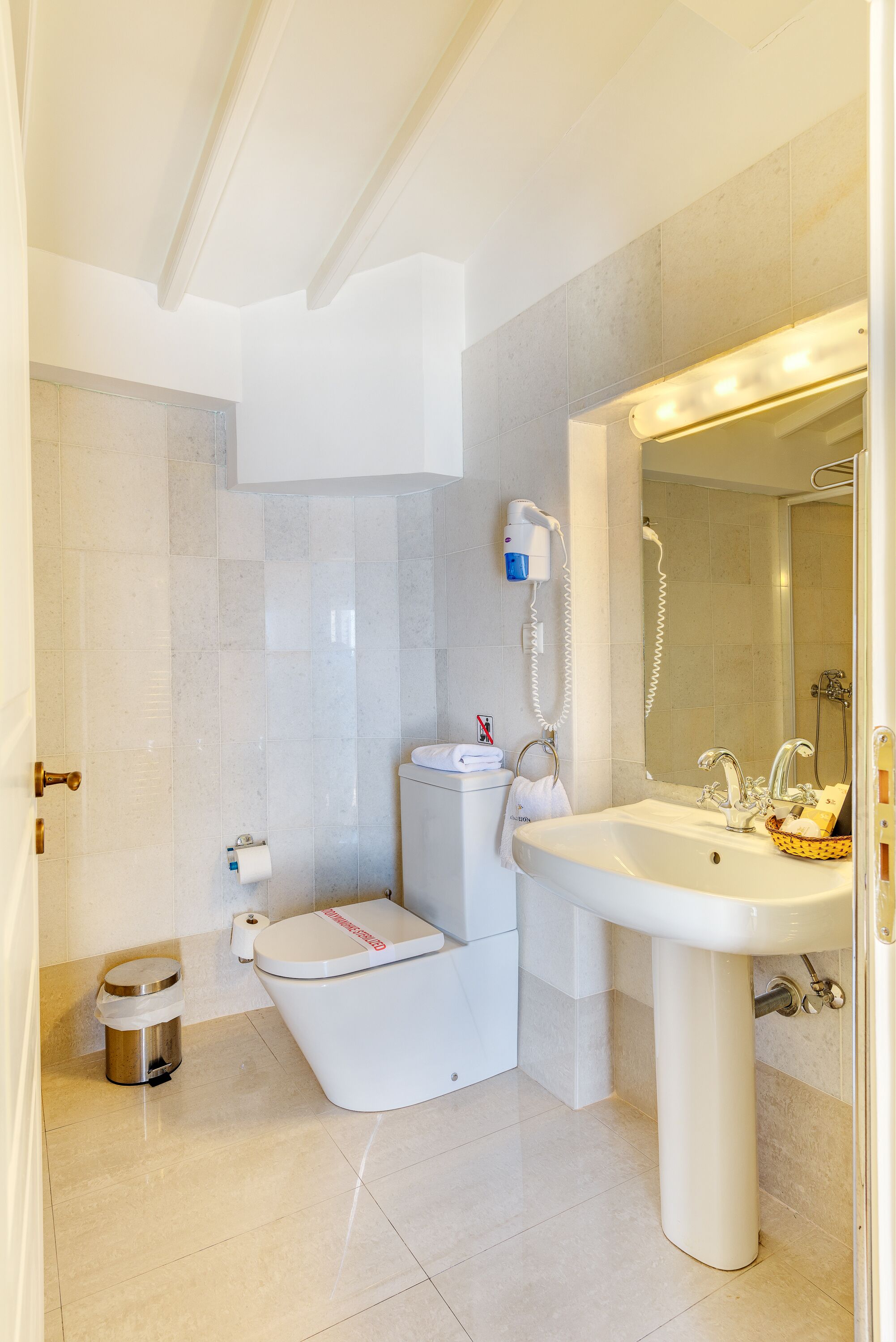 superior suite, sea view | bathroom | shower, rainfall showerhead, free toiletries, hair dryer