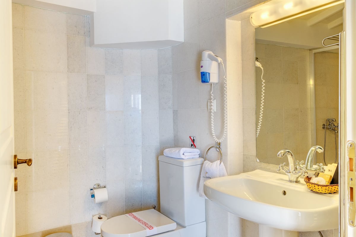 superior suite, sea view | bathroom | shower, rainfall showerhead, free toiletries, hair dryer