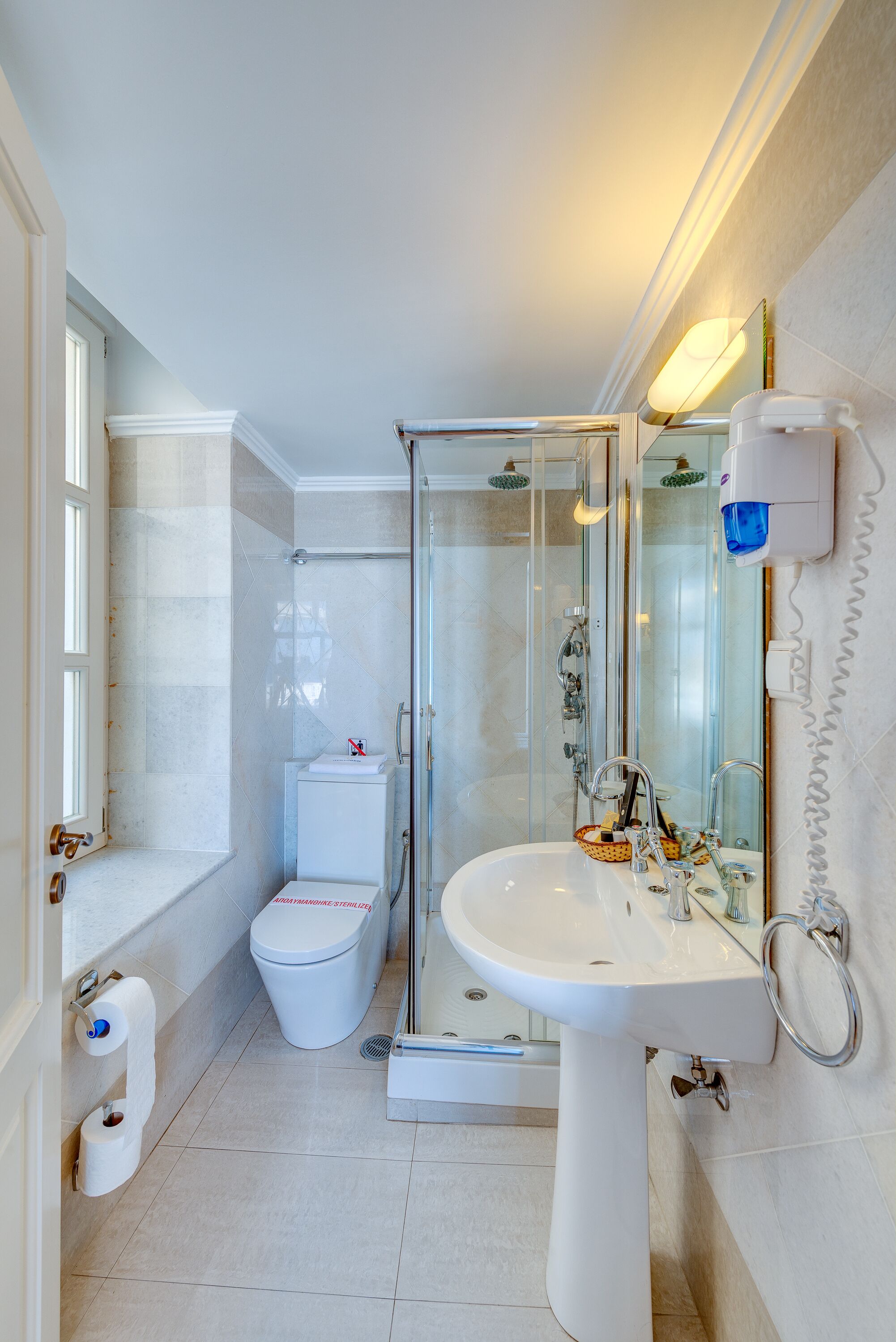 deluxe single room | bathroom | shower, rainfall showerhead, free toiletries, hair dryer
