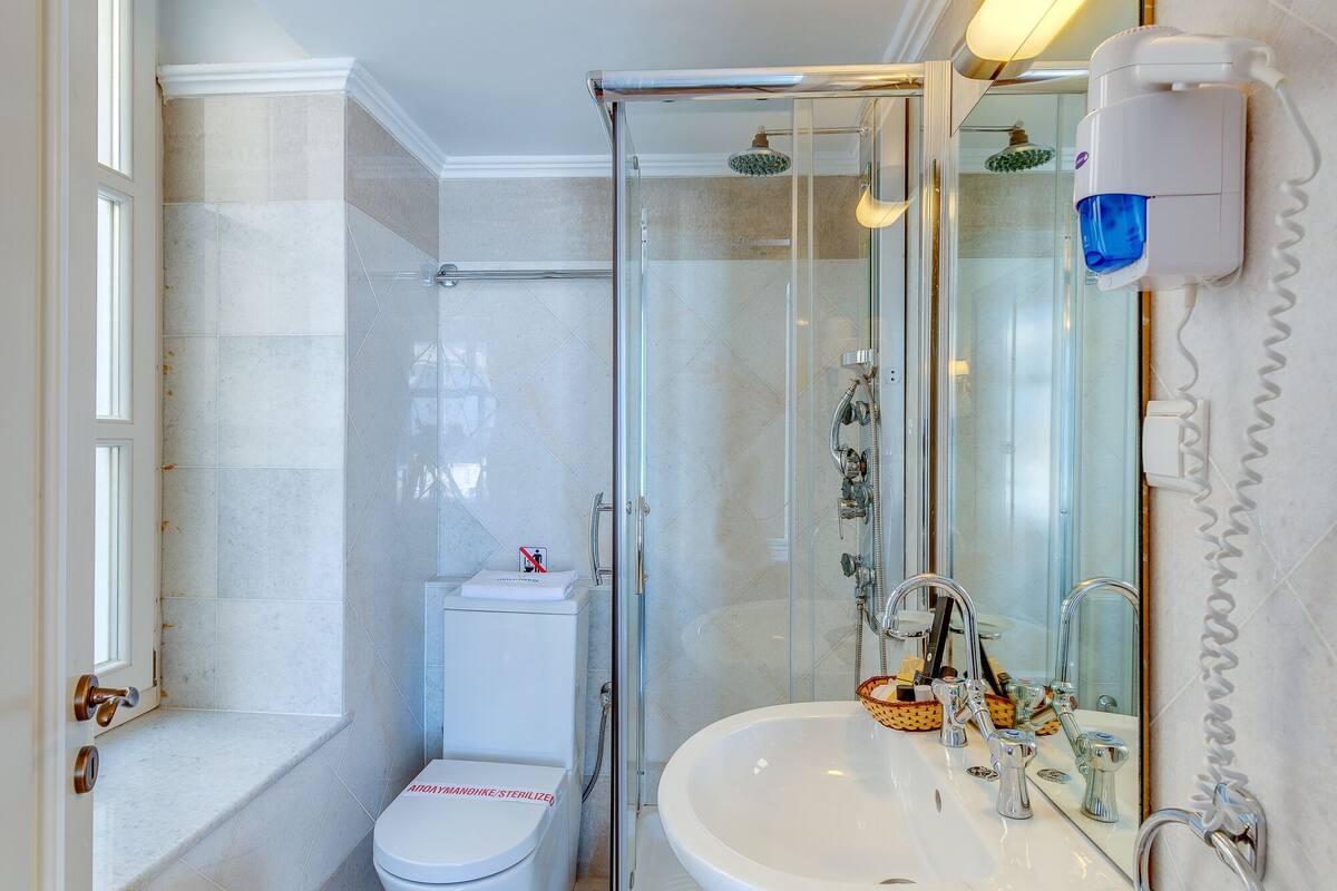 deluxe single room | bathroom | shower, rainfall showerhead, free toiletries, hair dryer