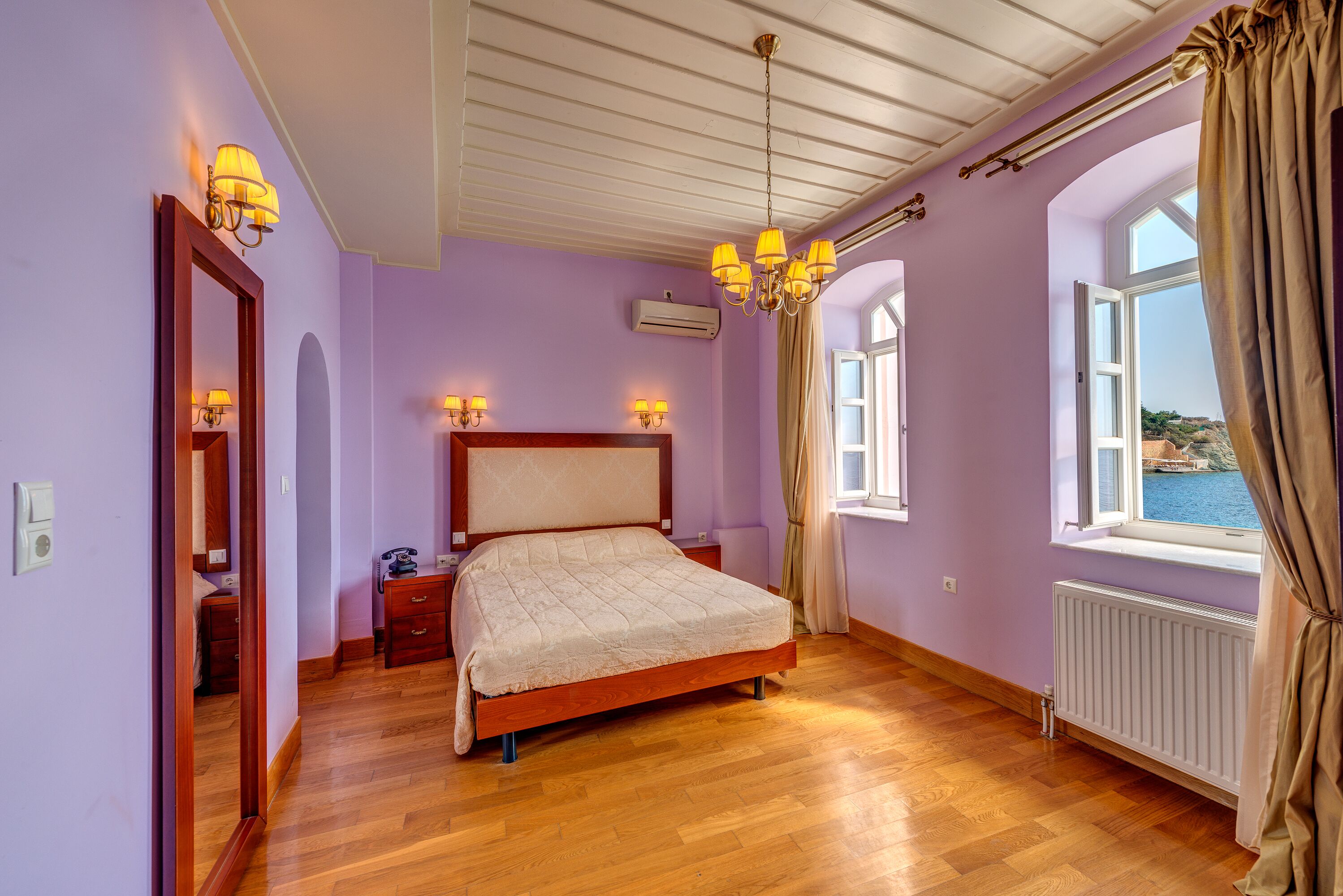 deluxe suite | 1 bedroom, premium bedding, minibar, in-room safe