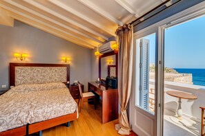Executive Double Room | 1 bedroom, premium bedding, minibar, in-room safe