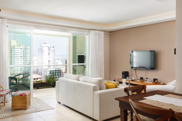 Apartment, 2 Bedrooms | Living room | Flat-screen TV - Apartamento Hub Central & Beira-mar (Florianópolis)