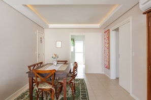 Apartamento, 2 quartos | Área de estar | TV de tela plana